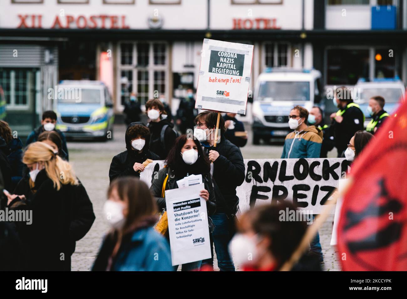 Vue générale de la manifestation contre le couvre-feu pour freiner la propagation du coronavirus à Cologne, en Allemagne, sur 17 avril 2021 (photo de Ying Tang/NurPhoto) Banque D'Images
