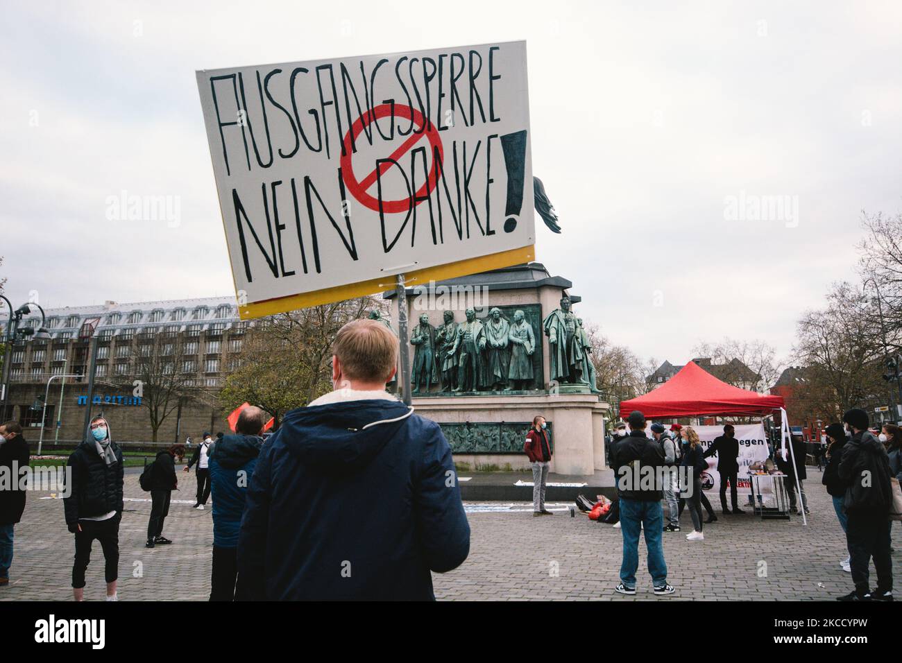 Vue générale de la manifestation contre le couvre-feu pour freiner la propagation du coronavirus à Cologne, en Allemagne, sur 17 avril 2021 (photo de Ying Tang/NurPhoto) Banque D'Images