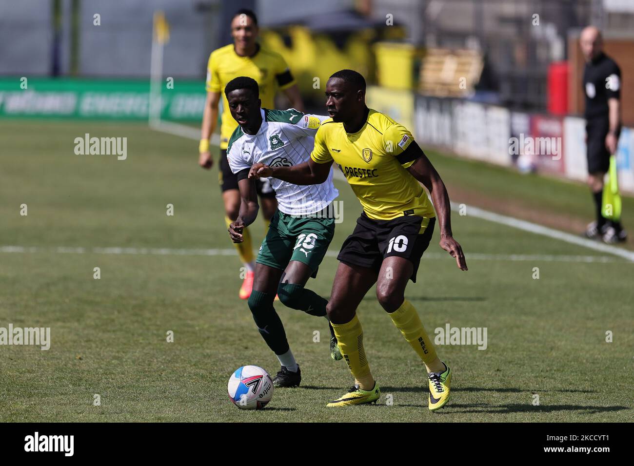 Lucas Akins de Burton Albion et Panutche Camar de Plymouth Argyle se battent pour possession lors du match de Sky Bet League 1 entre Burton Albion et Plymouth Argyle au stade Pirelli, Burton Upon Trent, en Angleterre, le 17th avril 2021. (Photo de James HolyOak/MI News/NurPhoto) Banque D'Images