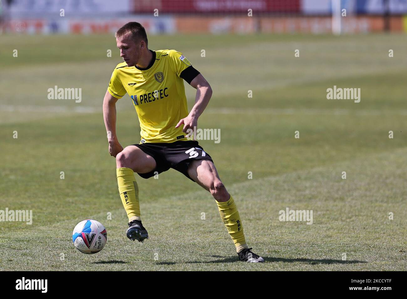 Thomas Hamer de Burton Albion en action lors du match de la Sky Bet League 1 entre Burton Albion et Plymouth Argyle au stade Pirelli, Burton Upon Trent, en Angleterre, le 17th avril 2021. (Photo de James HolyOak/MI News/NurPhoto) Banque D'Images