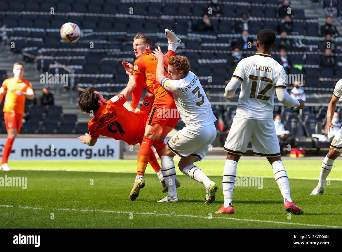 John Marquis de Portsmouth tente de se tourner vers le but lors de la première moitié du match de la Sky Bet League One entre MK Dons et Portsmouth au stade MK, Milton Keynes, Angleterre, le 17th avril 2021. (Photo de John Cripps/MI News/NurPhoto) Banque D'Images