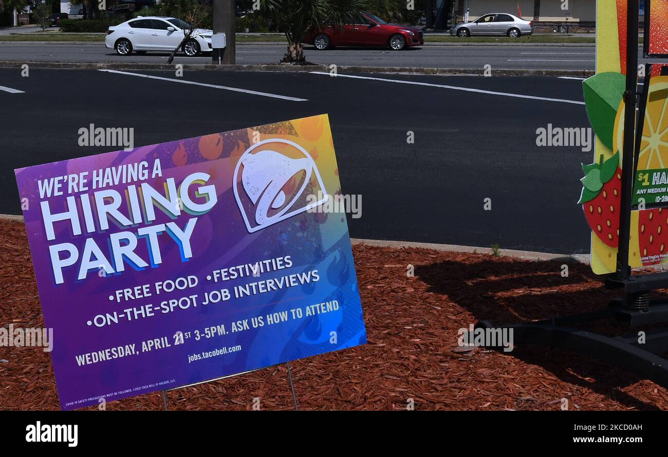 Un panneau partie embaucheurs est visible sur 17 avril 2021 à Orlando, Floride, États-Unis. Les entreprises du centre de la Floride ont de la difficulté à remplir les ouvertures, les propriétaires attribuant la pénurie de travailleurs aux préoccupations de la COVID par les employés et une préférence de beaucoup pour rester à la maison tout en recevant des prestations sans emploi de l'État combiné avec la prime de chômage hebdomadaire de $300 prévue dans le Plan américain de sauvetage. (Photo de Paul Hennessy/NurPhoto) Banque D'Images