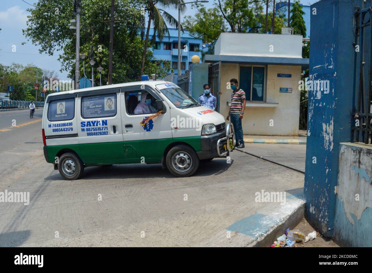 Une ambulance transportant un patient qui a testé positif pour COVID-19 , entre dans un centre de traitement à un hôpital à Kolkata , Inde , le 18 avril 2021. L'Inde a enregistré plus de 2,5 cas quotidiens de lakh hier , avec un bilan de plus de 1500 morts hier selon un rapport des médias indiens. (Photo par Debarchan Chatterjee/NurPhoto) Banque D'Images