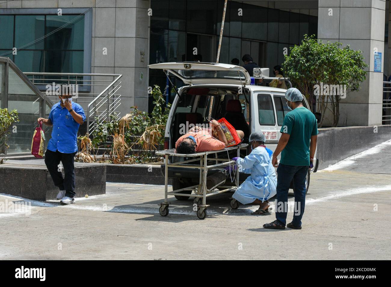 Un patient qui a été testé positif pour COVID-19 , est emmené à l'intérieur d'un centre de traitement COVID-19 dans un hôpital de Kolkata , Inde , le 18 avril 2021. Personnel de santé vérifiant un patient positif COVID-19 à l'intérieur d'une ambulance dans un hôpital de Kolkata, Inde, Le 18 avril 2021. Scènes dans un hôpital COVID-19 à Kolkata , Inde , le 18 avril 2021. L'Inde a enregistré plus de 2,5 cas quotidiens de lakh hier , avec un bilan de plus de 1500 morts hier selon un rapport des médias indiens. (Photo par Debarchan Chatterjee/NurPhoto) Banque D'Images