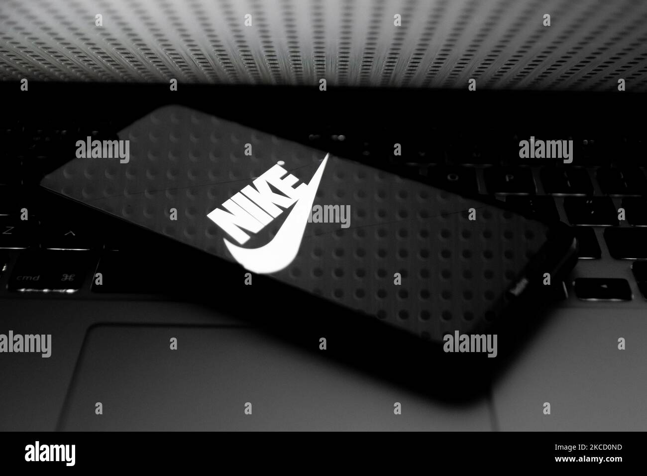 Sur cette photo, le logo Nike s'affiche sur l'écran d'un smartphone à Athènes, en Grèce, sur 18 avril 2021. (Photo Illustration par Nikolas Kokovlis/NurPhoto) Banque D'Images