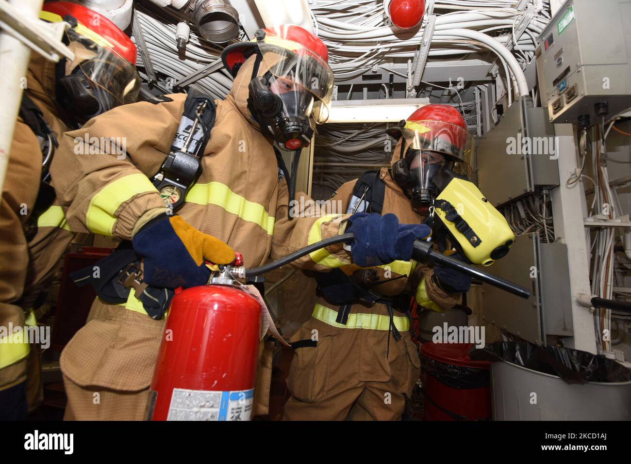 Les marins reçoivent des instructions lors d'un exercice d'incendie de contrôle des dommages. Banque D'Images
