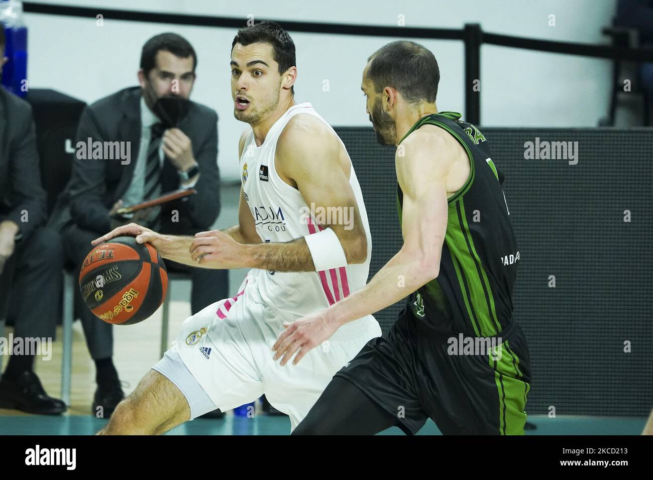 Alberto Abalde du Real Madrid pendant le match de l'ACB de la Ligue entre le Real Madrid et le Club Joventut de Badalona au Centre Wizink sur 18 avril 2021 à Madrid, Espagne (photo par Oscar Gonzalez/NurPhoto) Banque D'Images