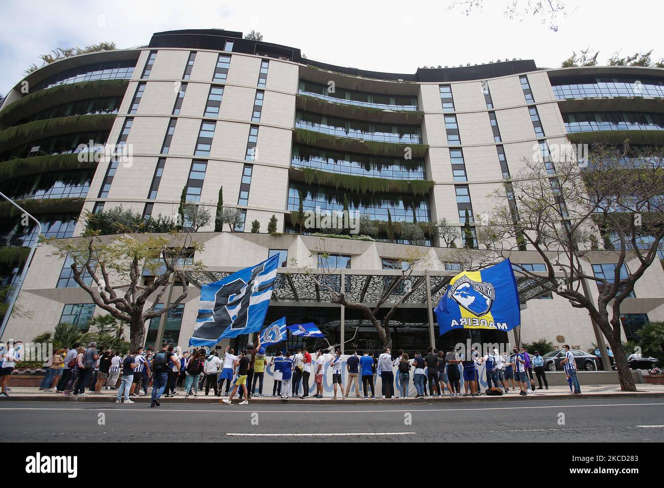 Les supporters du FC Porto à l'Hôtel Savoy de Madère avant le match des Liga nos entre le CD Nacional et le FC Porto à l'Estadio da Madeira sur 18 avril 2021 à Funchal, Madère, Portugal. (Photo de Valter Gouveia/NurPhoto) Banque D'Images