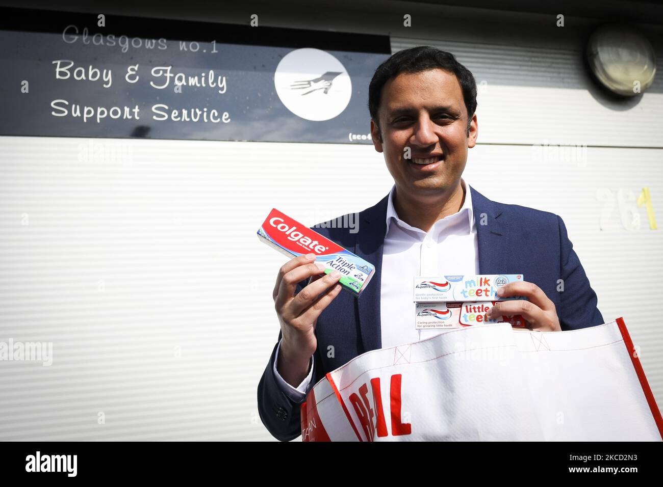 Le chef travailliste écossais Anas Sarwar fait campagne pour les élections écossaises en visitant une banque de bébé qui soutient les parents et les soignants vivant dans des conditions difficiles lors d'une visite de campagne au Service de soutien aux bébés et aux familles de Glasgow 1 sur 19 avril 2021 à Glasgow, en Écosse. Le 6th mai, l’Écosse se rend aux pôles pour élire 129 MSP au Parlement écossais. (Photo par Ewan Bootman/NurPhoto) Banque D'Images