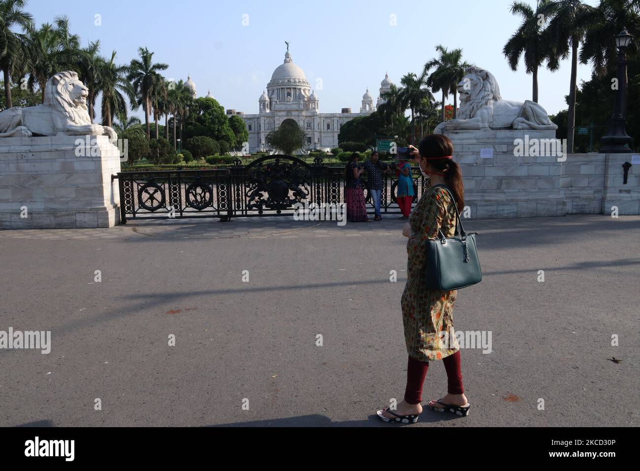 Le Victoria Memorial Hall a fermé en raison de la pandémie de Covid-19 à Kolkata, en Inde, sur 19 avril,2021. Comme Bengaluru a signalé un total de 24 197 cas pendant le week-end, les cas actifs dans la capitale du Karnataka sont passés à près d'un lakh dimanche (97 897). Pendant ce temps, 103 personnes de plus ont succombé à la même situation samedi et dimanche.l'État du Bengale occidental a enregistré le pic le plus élevé d'un jour avec 8 419 nouveaux cas de COVID-19. Selon un rapport, au moins 28 morts fraîches ont fait passer le nombre de morts à 10 568 dans le Bengale occidental. (Photo de Debajyoti Chakraborty/NurPhoto) Banque D'Images