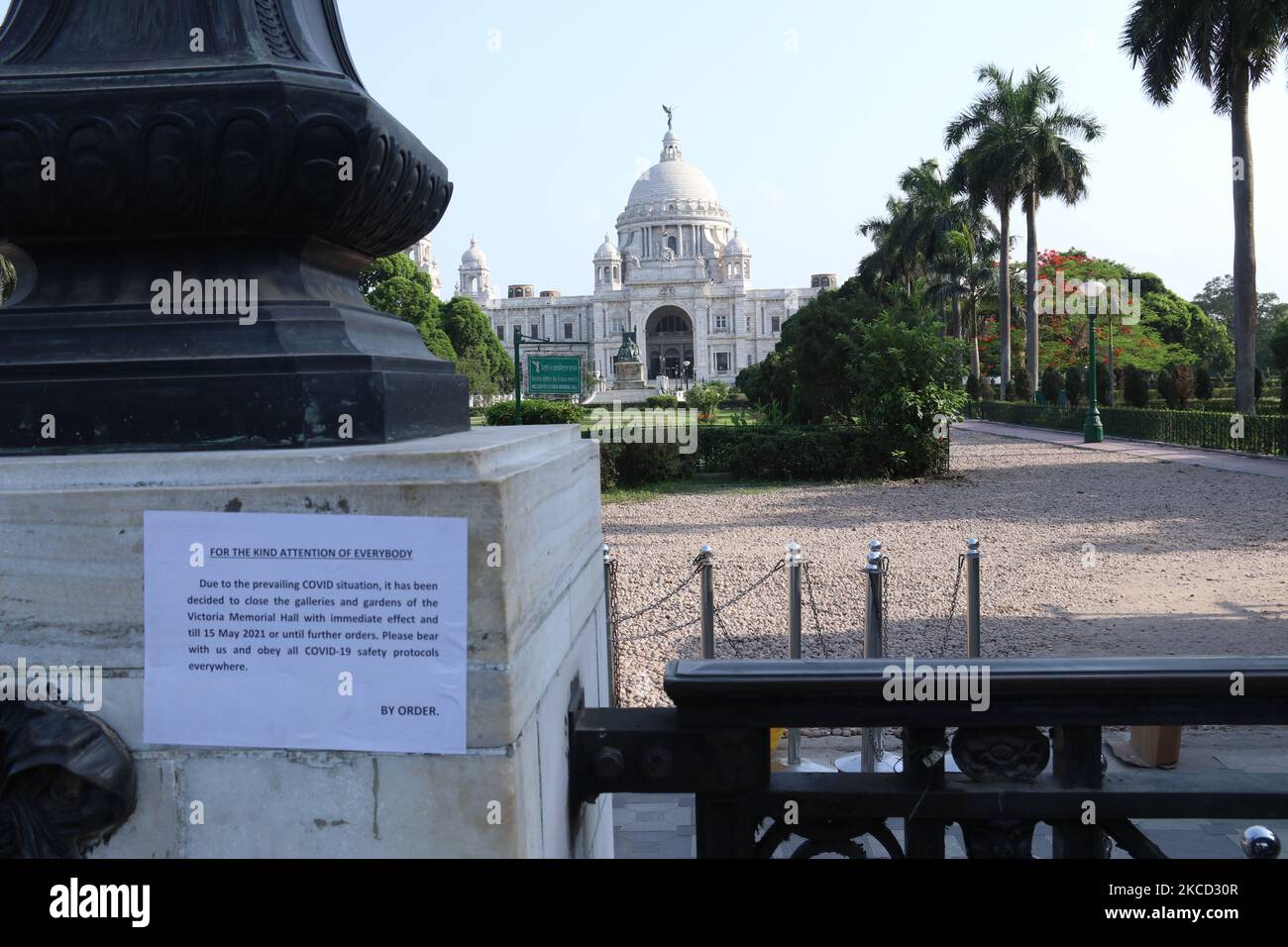 Le Victoria Memorial Hall a fermé en raison de la pandémie de Covid-19 à Kolkata, en Inde, sur 19 avril,2021. Comme Bengaluru a signalé un total de 24 197 cas pendant le week-end, les cas actifs dans la capitale du Karnataka sont passés à près d'un lakh dimanche (97 897). Pendant ce temps, 103 personnes de plus ont succombé à la même situation samedi et dimanche.l'État du Bengale occidental a enregistré le pic le plus élevé d'un jour avec 8 419 nouveaux cas de COVID-19. Selon un rapport, au moins 28 morts fraîches ont fait passer le nombre de morts à 10 568 dans le Bengale occidental. (Photo de Debajyoti Chakraborty/NurPhoto) Banque D'Images