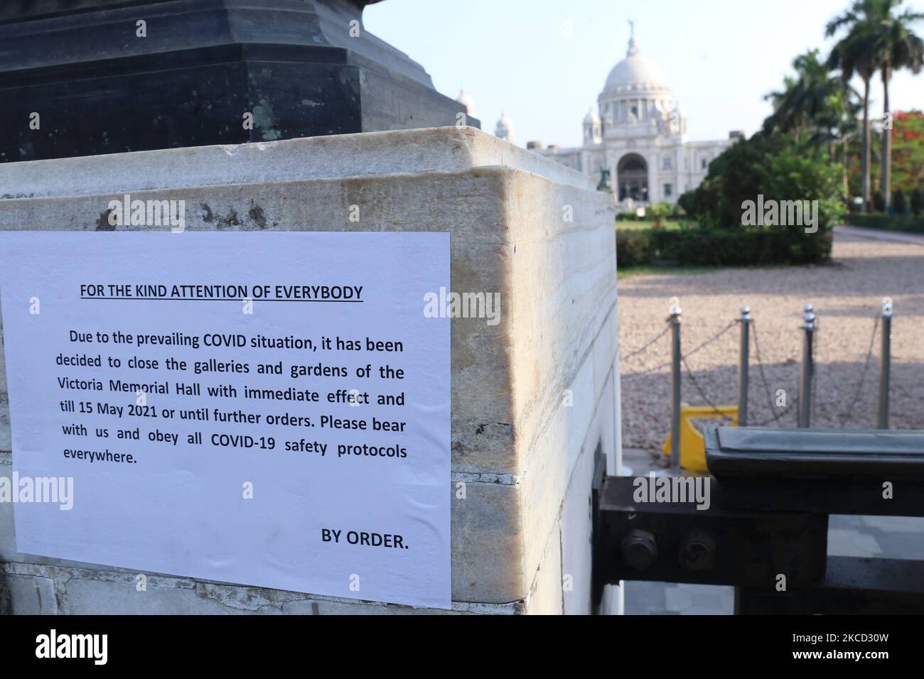 Le Victoria Memorial Hall a fermé en raison de la pandémie de Covid-19 à Kolkata, en Inde, sur 19 avril,2021. Comme Bengaluru a signalé un total de 24 197 cas pendant le week-end, les cas actifs dans la capitale du Karnataka sont passés à près d'un lakh dimanche (97 897). Pendant ce temps, 103 personnes de plus ont succombé à la même situation samedi et dimanche.l'État du Bengale occidental a enregistré le pic le plus élevé d'un jour avec 8 419 nouveaux cas de COVID-19. Selon un rapport, au moins 28 morts fraîches ont fait passer le nombre de morts à 10 568 dans le Bengale occidental. (Photo de Debajyoti Chakraborty/NurPhoto) Banque D'Images