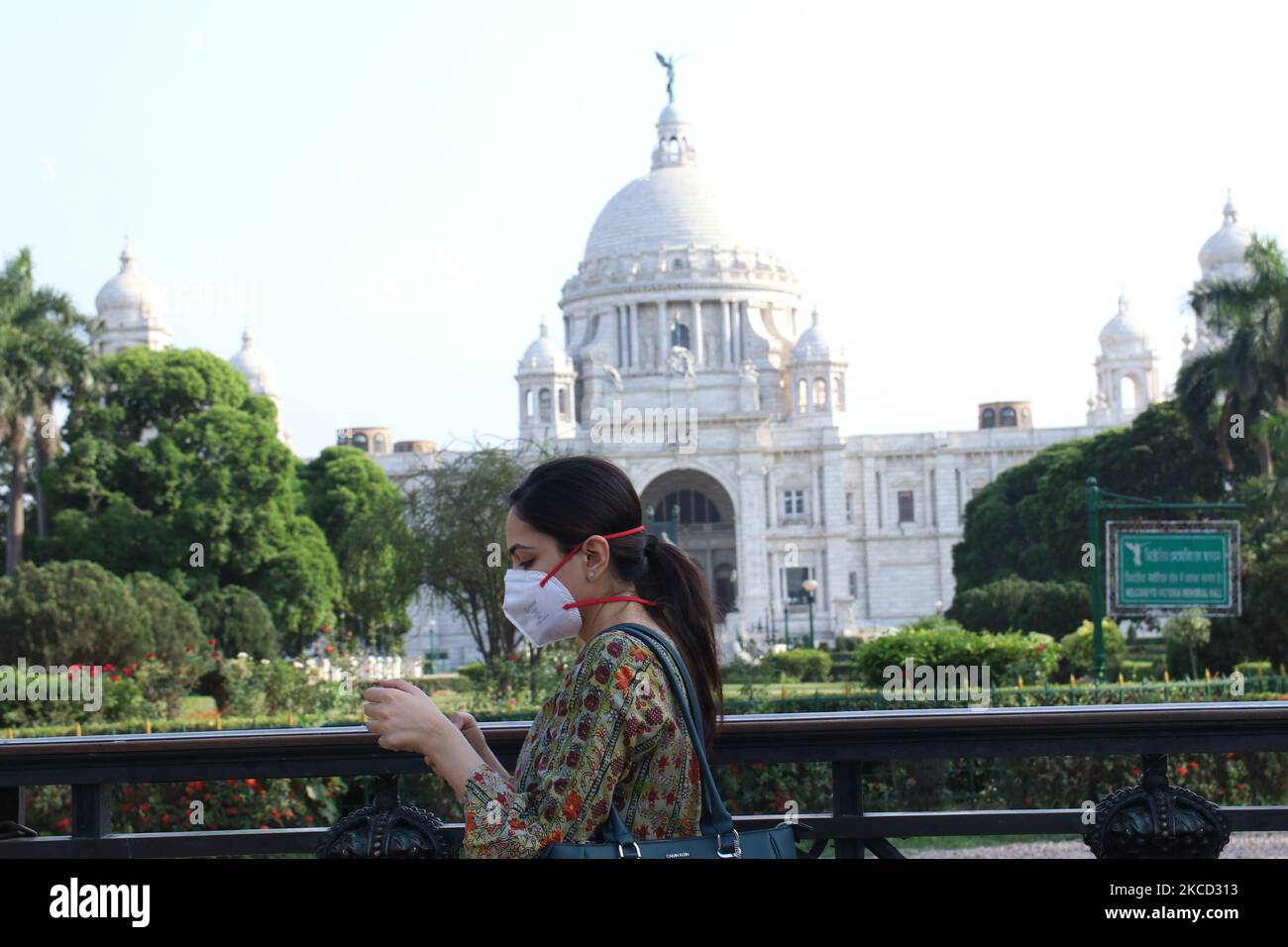 Une femme se promène devant le Victoria Memorial Hall fermé en raison de la pandémie de Covid-19 à Kolkata, en Inde, sur 19 avril,2021. Comme Bengaluru a signalé un total de 24 197 cas pendant le week-end, les cas actifs dans la capitale du Karnataka sont passés à près d'un lakh dimanche (97 897). Pendant ce temps, 103 personnes de plus ont succombé à la même situation samedi et dimanche.l'État du Bengale occidental a enregistré le pic le plus élevé d'un jour avec 8 419 nouveaux cas de COVID-19. Selon un rapport, au moins 28 morts fraîches ont fait passer le nombre de morts à 10 568 dans le Bengale occidental. (Photo de Debajyoti Chakraborty/NurPhoto) Banque D'Images