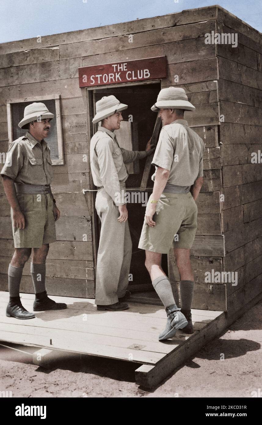 Officiers qui entrent leur désordre, qui est construit d'avion utilisé des caisses, de l'Inde. vers 1942 Banque D'Images