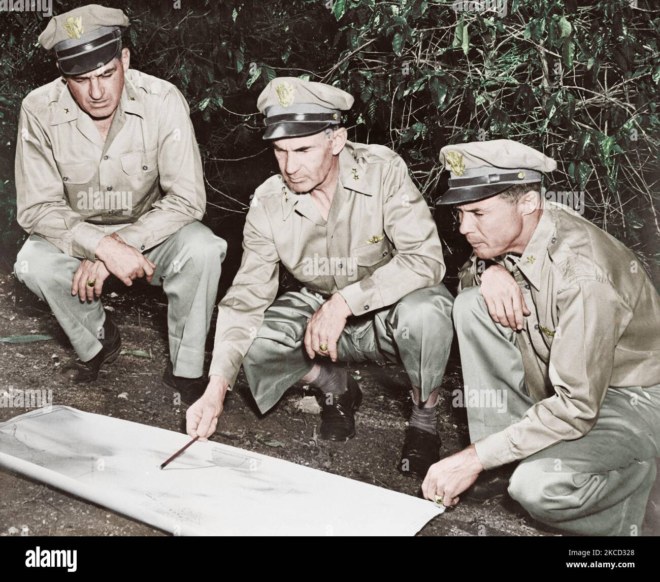 Les membres de l'armée américaine l'examen d'une carte dans la région du Pacifique Sud, vers 1942. Banque D'Images