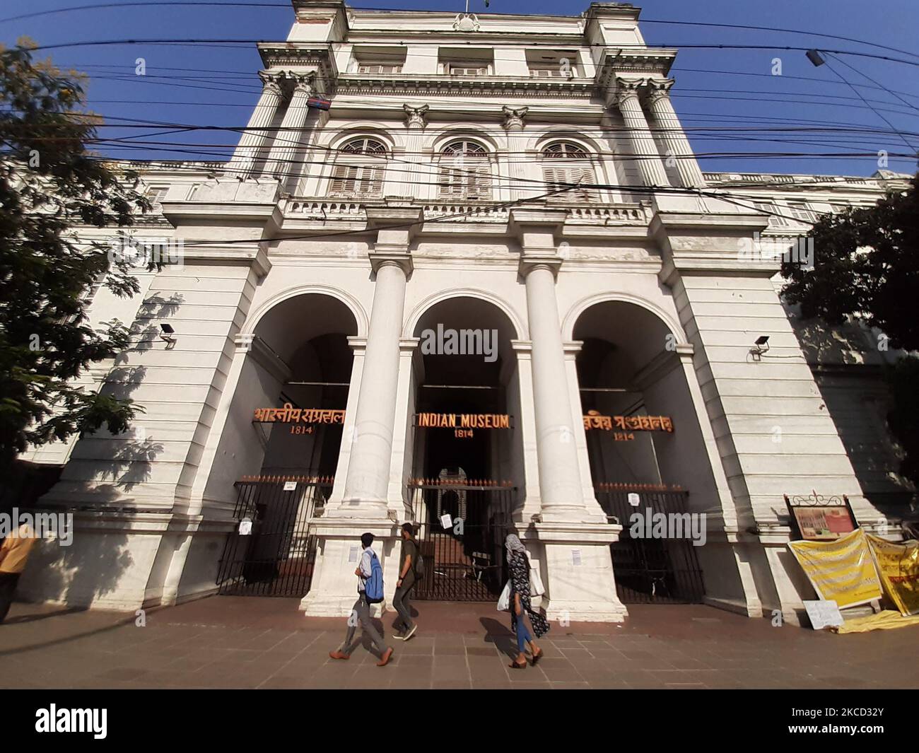 Le Musée indien est temporairement fermé en raison de la pandémie de Covid-19 à Kolkata, en Inde, sur 19 avril,2021. Comme Bengaluru a signalé un total de 24 197 cas pendant le week-end, les cas actifs dans la capitale du Karnataka sont passés à près d'un lakh dimanche (97 897). Pendant ce temps, 103 personnes de plus ont succombé à la même situation samedi et dimanche.l'État du Bengale occidental a enregistré le pic le plus élevé d'un jour avec 8 419 nouveaux cas de COVID-19. Selon un rapport, au moins 28 morts fraîches ont fait passer le nombre de morts à 10 568 dans le Bengale occidental. (Photo de Debajyoti Chakraborty/NurPhoto) Banque D'Images