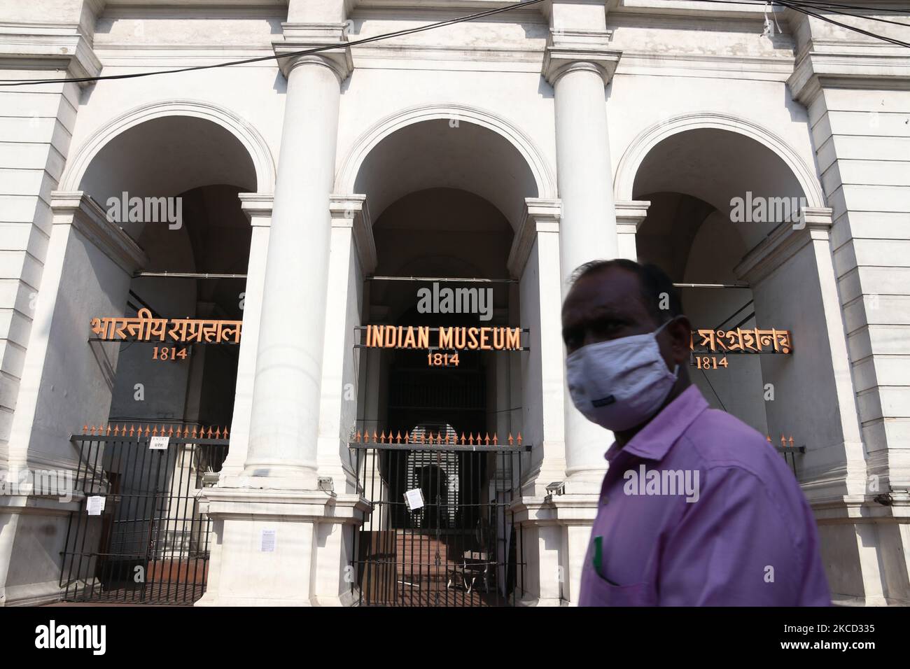 Le Musée indien est temporairement fermé en raison de la pandémie de Covid-19 à Kolkata, en Inde, sur 19 avril,2021. Comme Bengaluru a signalé un total de 24 197 cas pendant le week-end, les cas actifs dans la capitale du Karnataka sont passés à près d'un lakh dimanche (97 897). Pendant ce temps, 103 personnes de plus ont succombé à la même situation samedi et dimanche.l'État du Bengale occidental a enregistré le pic le plus élevé d'un jour avec 8 419 nouveaux cas de COVID-19. Selon un rapport, au moins 28 morts fraîches ont fait passer le nombre de morts à 10 568 dans le Bengale occidental. (Photo de Debajyoti Chakraborty/NurPhoto) Banque D'Images