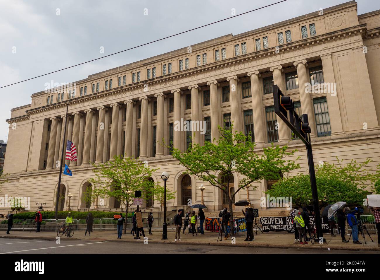 Des gens sont vus lors d'un rassemblement de célébration au palais de justice du comté de Hamilton à la suite de l'annonce du verdict dans le procès de Derek Chauvin, mardi, 20 avril 2021, à Cincinnati, Ohio, États-Unis. (Photo de Jason Whitman/NurPhoto) Banque D'Images