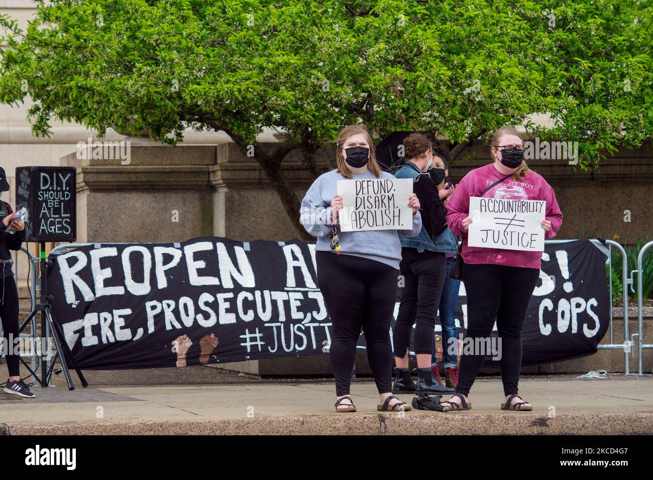 Lors d'un rassemblement de célébration au palais de justice du comté de Hamilton à la suite de l'annonce du verdict du procès de Derek Chauvin, mardi, 20 avril 2021, à Cincinnati, Ohio, États-Unis. (Photo de Jason Whitman/NurPhoto) Banque D'Images