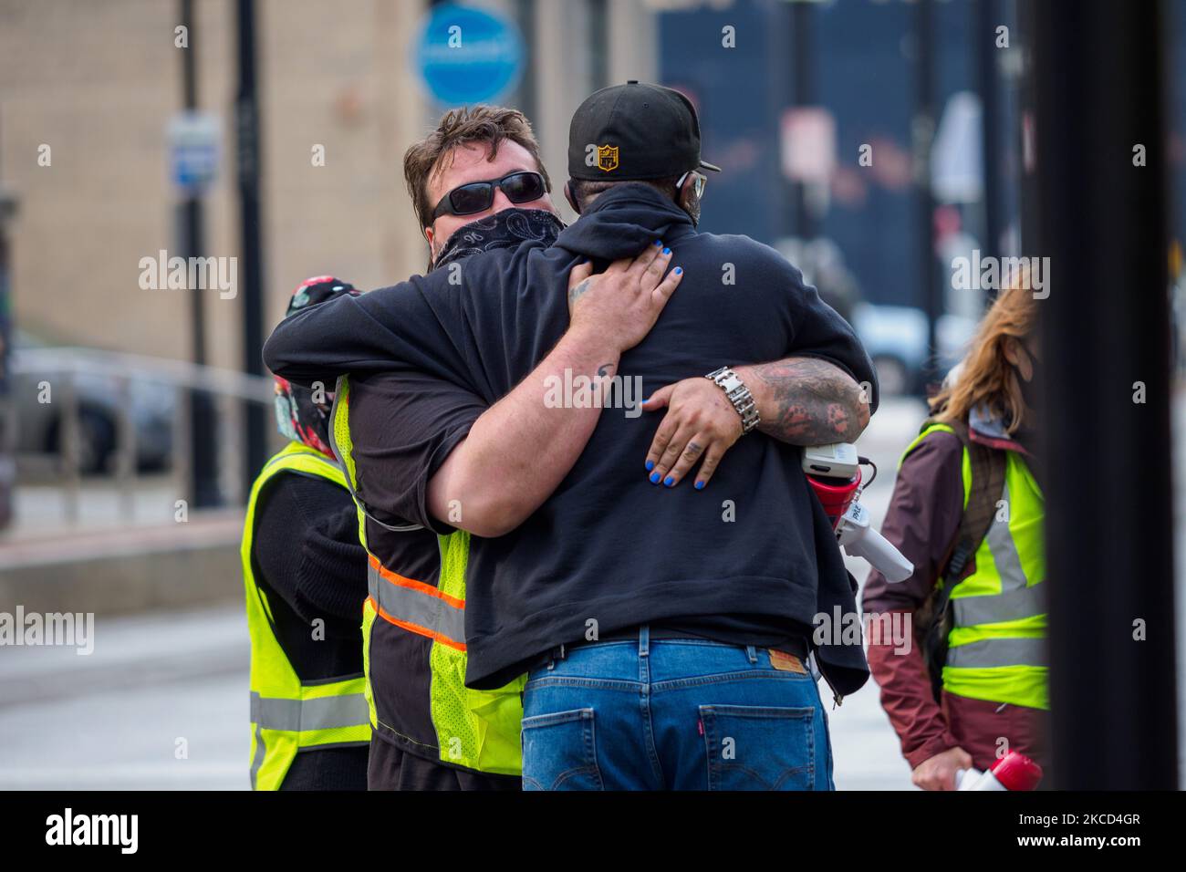 Les gens embrassent lors d'un rassemblement de célébration au palais de justice du comté de Hamilton à la suite de l'annonce du verdict dans le procès de Derek Chauvin, mardi, 20 avril 2021, à Cincinnati, Ohio, États-Unis. (Photo de Jason Whitman/NurPhoto) Banque D'Images