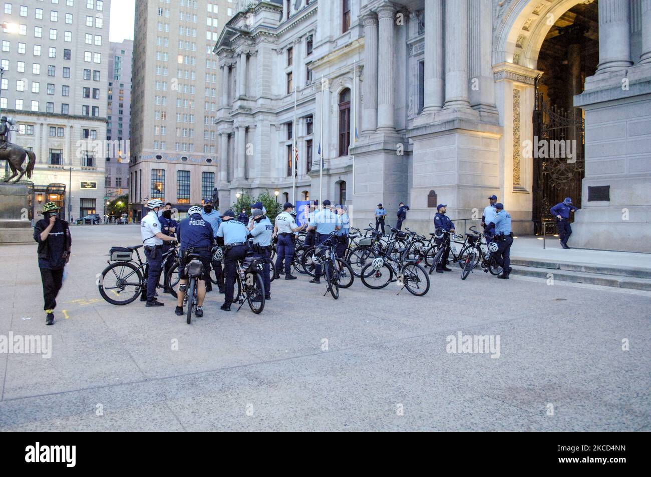 Un moulin de police à l'extérieur de l'hôtel de ville à la suite du verdict de culpabilité rendu dans le procès pour meurtre de Derek Chauvin, à Philadelphie, PA sur 20 avril 2021. (Photo par Cory Clark/NurPhoto) Banque D'Images