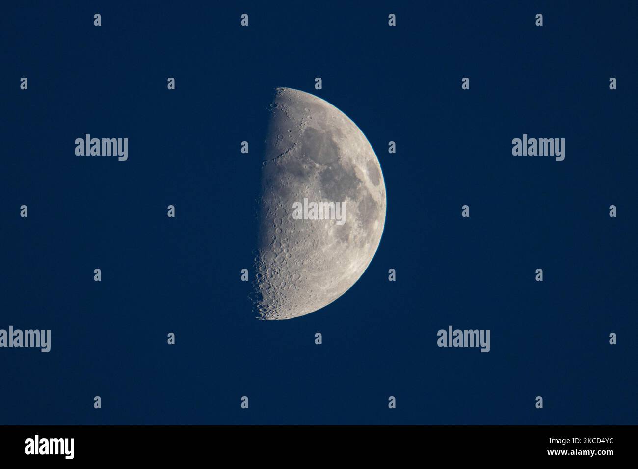 Gros plan pendant la soirée, de la lune avec une vue claire de la surface et des cratères dans la phase de Gibbous cirant selon le calendrier lunaire. La lune est le plus grand satellite naturel du système solaire, en orbite autour de la Terre sans aucune atmosphère ni champ magnétique. Eindhoven, pays-Bas sur 20 avril 2021 (photo de Nicolas Economou/NurPhoto) Banque D'Images