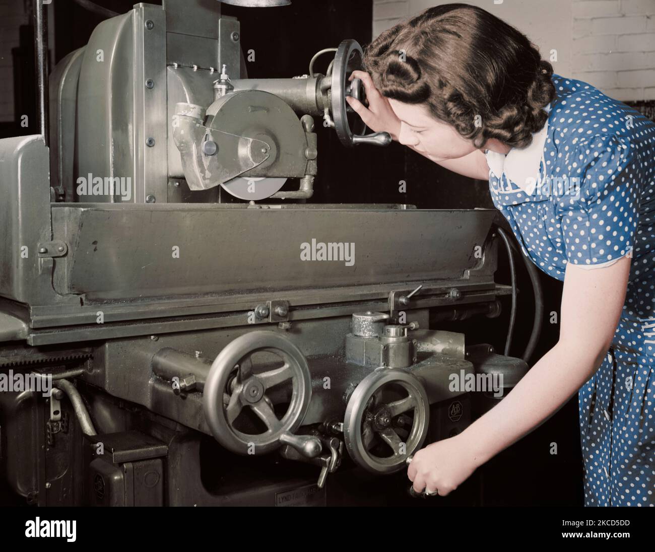 Femme employée d'usine resharpens meule, 1942. Banque D'Images