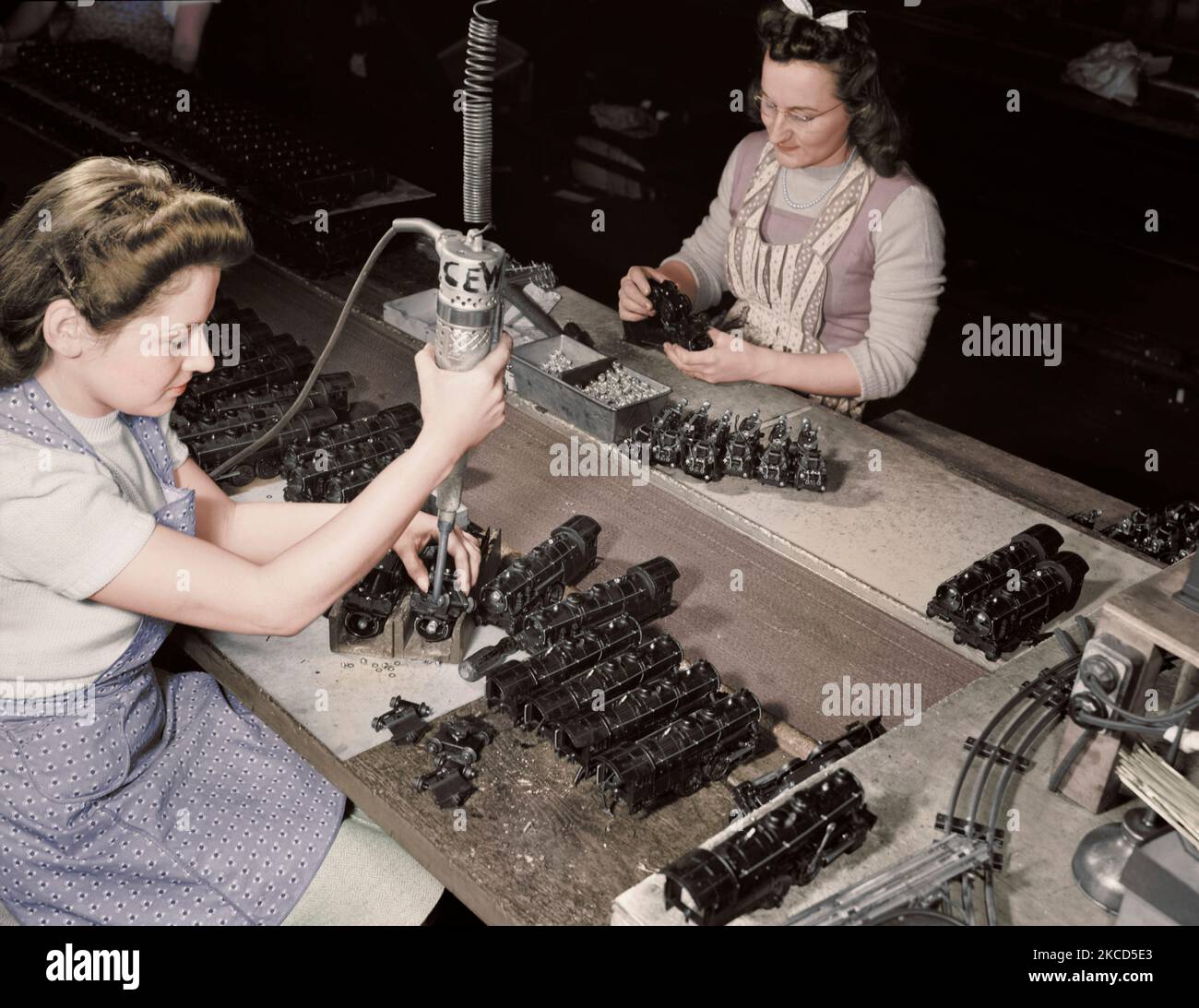 Les femmes qui travaillent à l'aide d'un tournevis électrique pour assembler les trains jouets, 1942. Banque D'Images