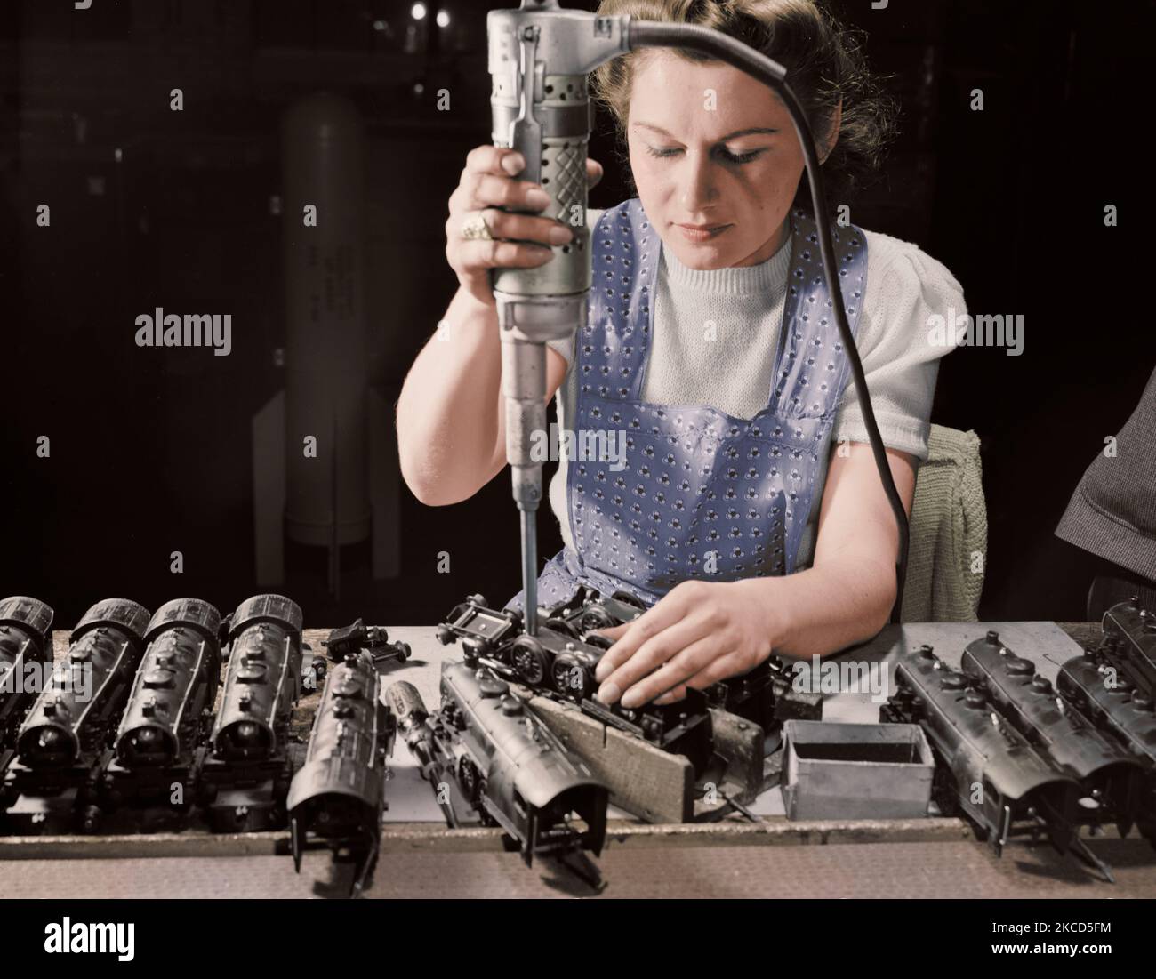 Femme à l'aide d'un tournevis électrique pour assembler les trains jouets, 1942. Banque D'Images