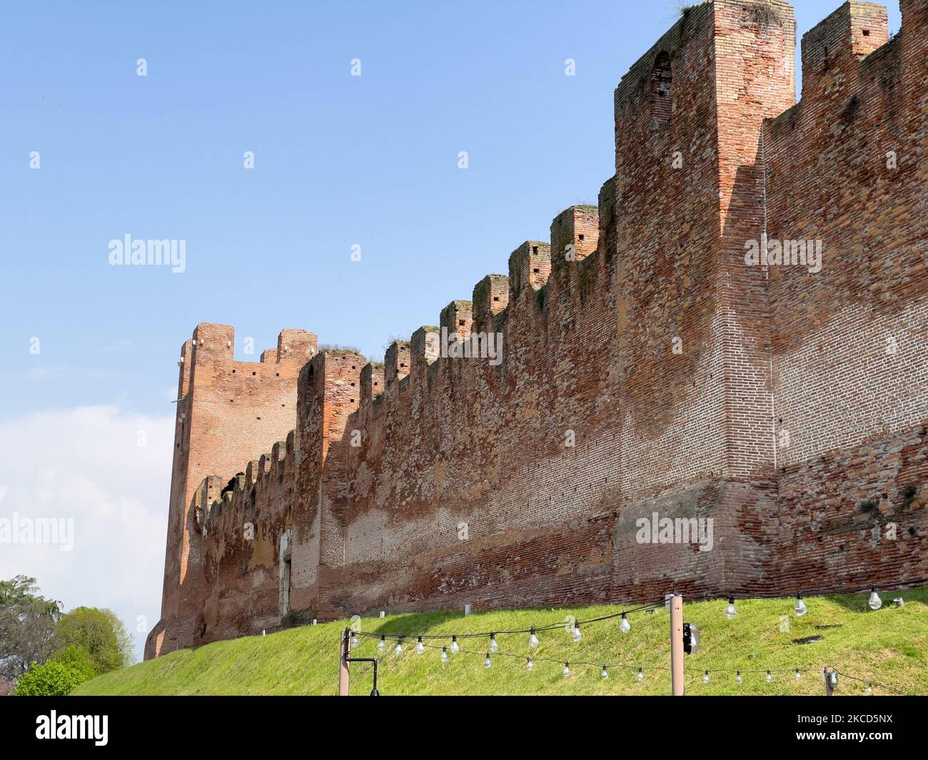 Vue générale de Castelfranco Veneto, sur 21 avril 2021. En raison du blocage du coronavirus imposé par le gouvernement italien, la ville est vue avec un manque de touristes. Castelfranco Veneto est une ville et une commune de Vénétie. La ville provient d'un château construit ici par la commune de Trévise. Castelfranco Veneto a été le lieu de naissance du peintre Giorgione. (Photo de Manuel Romano/NurPhoto) Banque D'Images