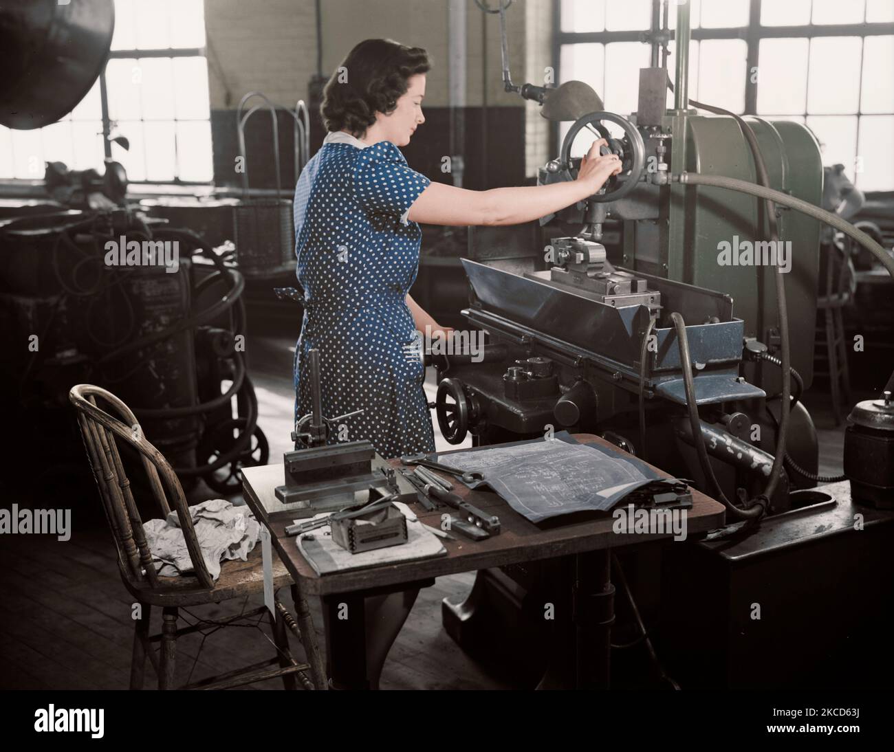 Femme employée d'usine d'utiliser la machine, 1942. Banque D'Images