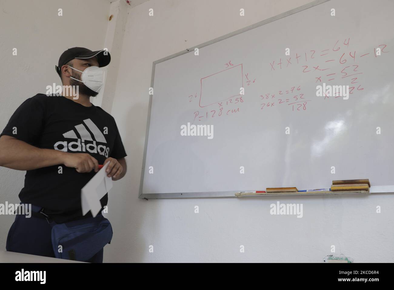 Juan Pablo López, éducateur à Rinconcito de la Esperanza situé à Tlalpan, Mexico, au début des cours de régularisation pour une jeune fille de poursuivre ses études pendant l'urgence sanitaire COVID-19 et le feu de circulation épidémiologique orange dans la capitale. (Photo de Gerardo Vieyra/NurPhoto) Banque D'Images