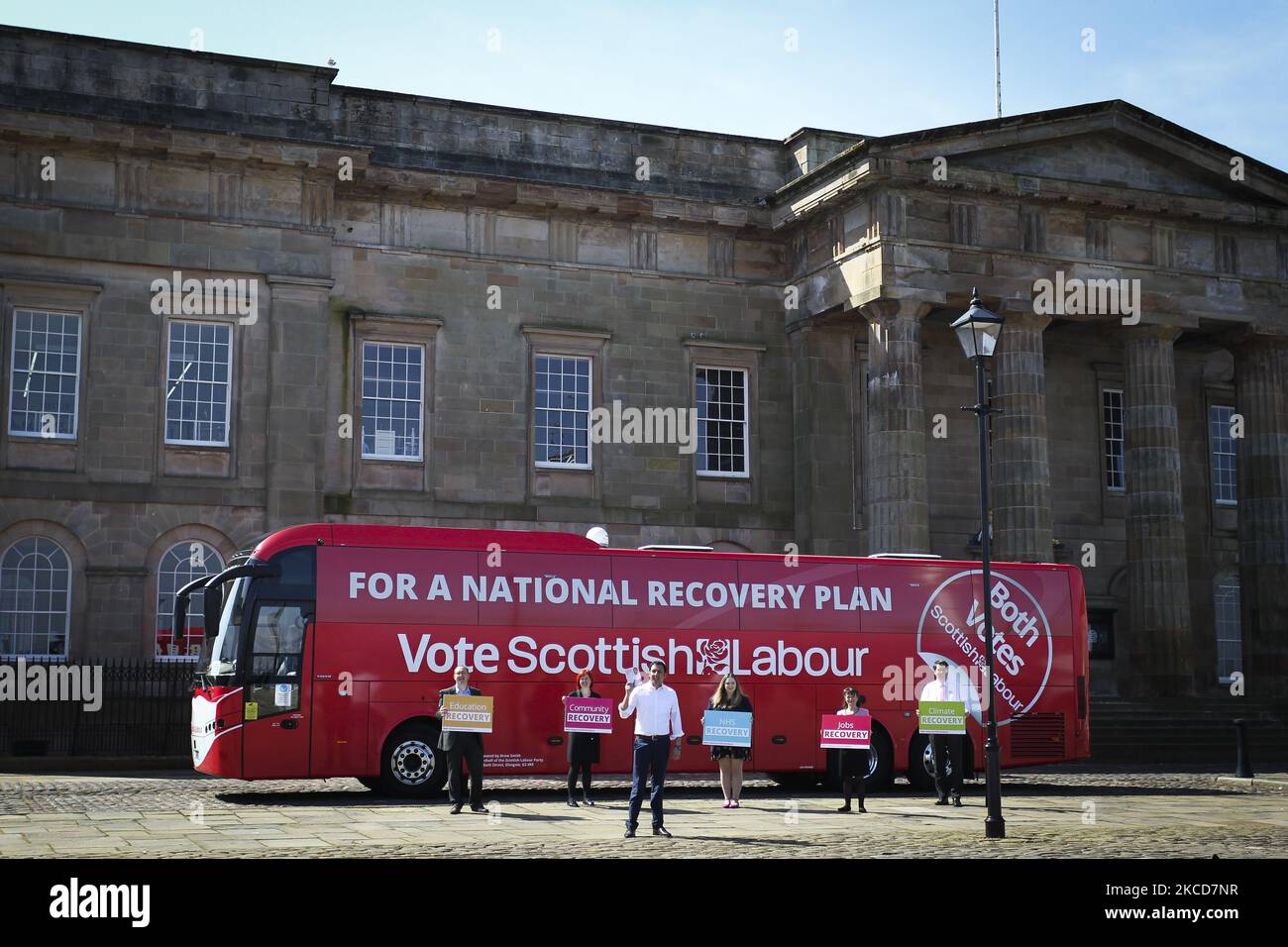 Le chef travailliste écossais Anas Sarwar lance le programme électoral des labors écossais lors d'un événement électoral qui s'est tenu à Custom House Quay sur 22 avril 2021 à Greenock, en Écosse. Leur manifeste contient des plans pour offrir des services de garde d'enfants abordables à chaque enfant jusqu'à 50 heures par semaine. (Photo par Ewan Bootman/NurPhoto) Banque D'Images