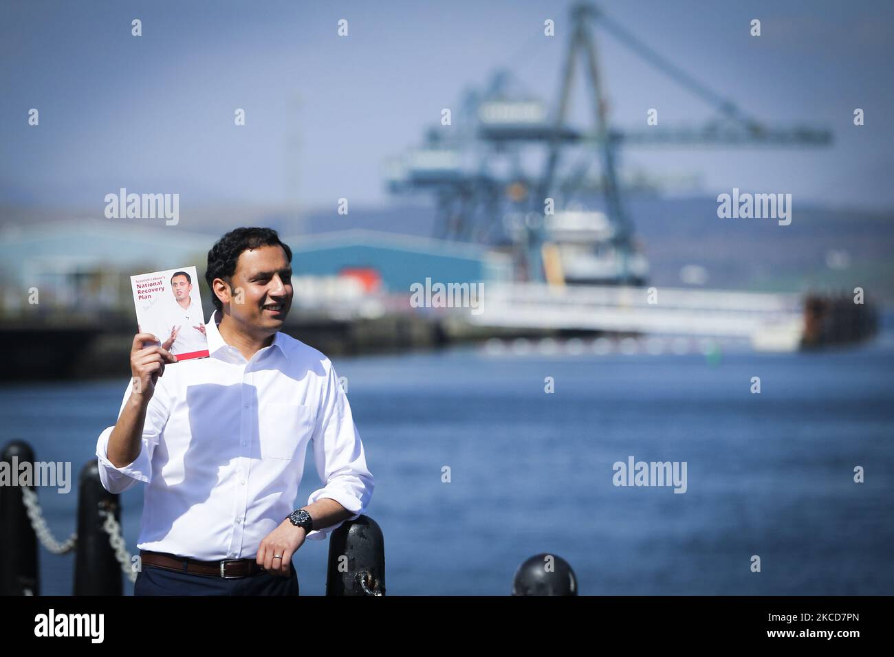 Le chef travailliste écossais Anas Sarwar lance le programme électoral des labors écossais lors d'un événement électoral qui s'est tenu à Custom House Quay sur 22 avril 2021 à Greenock, en Écosse. Leur manifeste contient des plans pour offrir des services de garde d'enfants abordables à chaque enfant jusqu'à 50 heures par semaine. (Photo par Ewan Bootman/NurPhoto) Banque D'Images