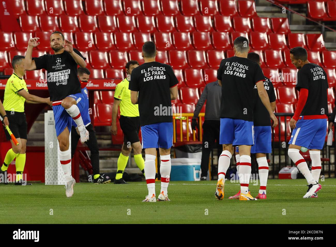 Les joueurs de GranadaCF portent un t-shirt contre la Super League européenne lors du match de la Ligue entre Granada CF et SD Eibar au stade Nuevo Los Carmenes sur 22 avril 2021 à Grenade, Espagne. Les stades de football en Espagne restent fermés aux fans en raison de la pandémie du coronavirus. (Photo par Álex Cámara/NurPhoto) Banque D'Images