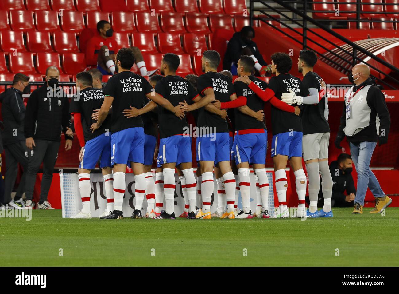 Les joueurs de GranadaCF portent un t-shirt contre la Super League européenne lors du match de la Ligue entre Granada CF et SD Eibar au stade Nuevo Los Carmenes sur 22 avril 2021 à Grenade, Espagne. Les stades de football en Espagne restent fermés aux fans en raison de la pandémie du coronavirus. (Photo par Álex Cámara/NurPhoto) Banque D'Images