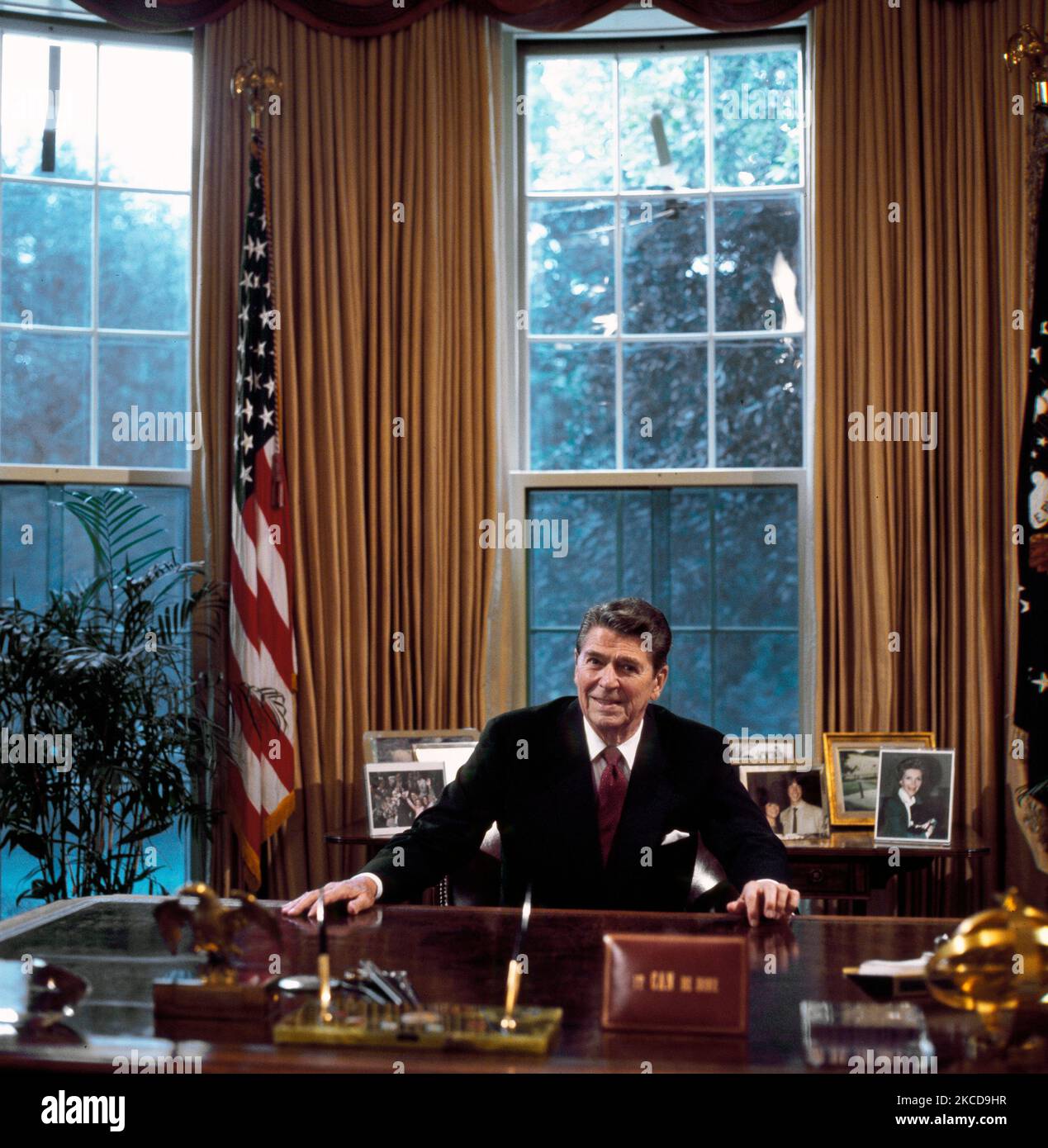 Le président Ronald Reagan à son bureau dans le Bureau ovale. Banque D'Images