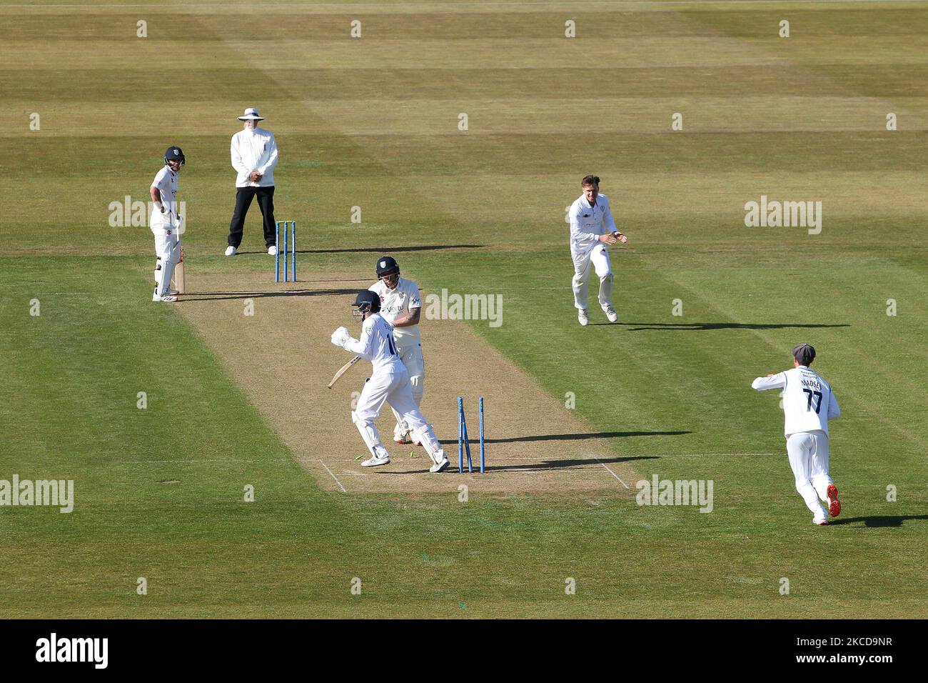 Harvey Hosein de Derbyshire l'emporte sur Jack Burnham après l'avoir attrapé lors du match LV= Insurance County Championship entre le Durham County Cricket Club et le Derbyshire County Cricket Club à Emirates Riverside, Chester le Street, le jeudi 22nd avril 2021. (Photo de Mark Fletcher/MI News/NurPhoto) Banque D'Images