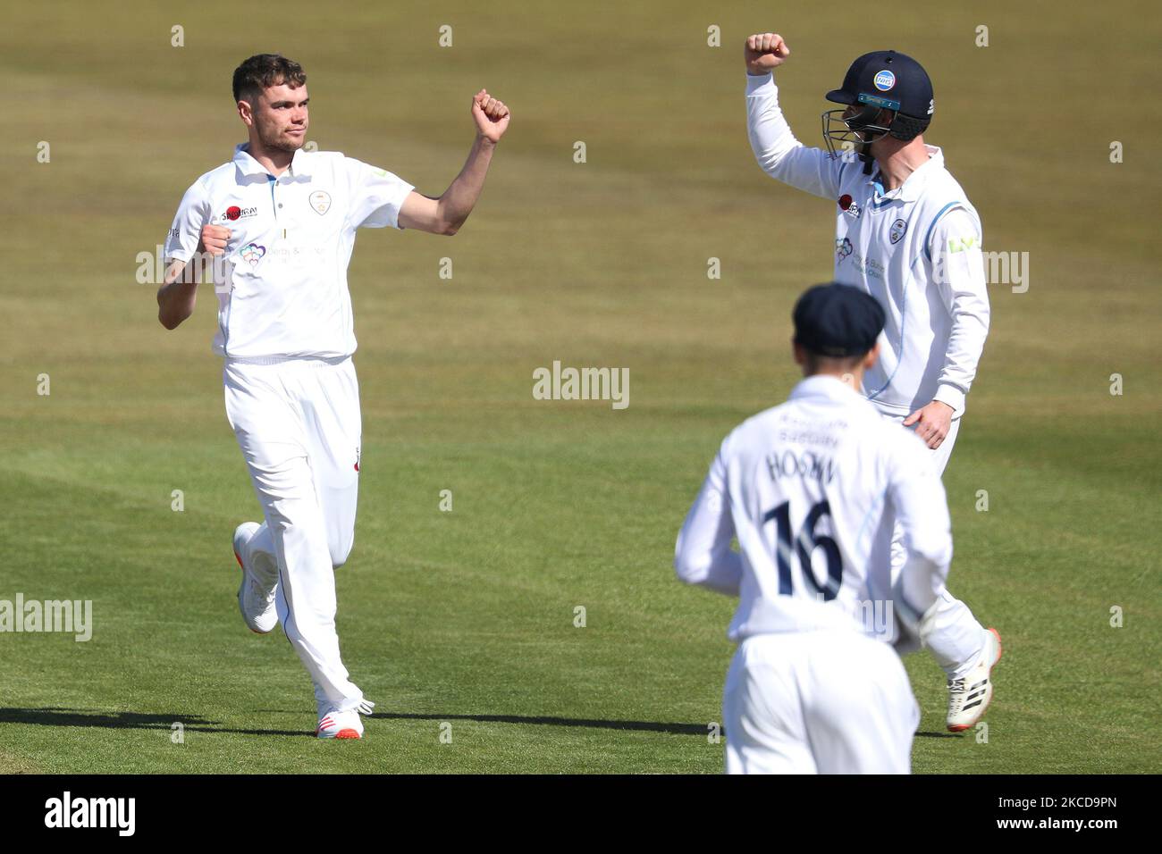 Samuel Conners de Derbyshire célèbre le cricket de Scott Borthwick de Durham lors du match de championnat LV= Insurance County Championship entre le Durham County Cricket Club et le Derbyshire County Cricket Club à Emirates Riverside, Chester le Street, le jeudi 22nd avril 2021. (Photo de Robert Smith/MI News/NurPhoto) Banque D'Images