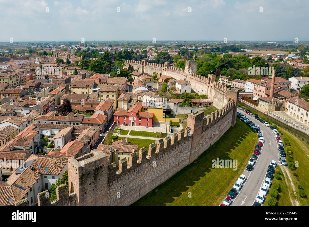 Vue sur les drone de la cité médiévale fortifiée Cittadella, dans la province de Padoue. Cittadella est la seule ville fortifiée de toute l'Europe à avoir un chemin de Parapect médiéval, entièrement elliptique et accessible à pied. Les murs peuvent être visités avec une promenade panoramique à 15 mètres de haut. En raison de la pandémie du coronavirus, la Walls Walk est fermée. (Photo de Manuel Romano/NurPhoto) Banque D'Images