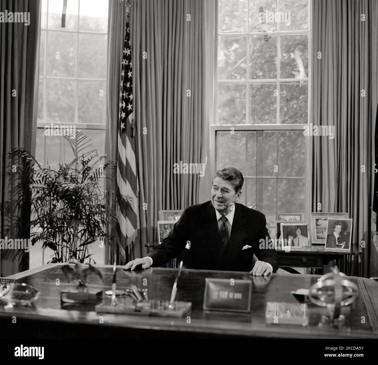 Le président Ronald Reagan à son bureau dans le bureau ovale de la Maison Blanche. Banque D'Images