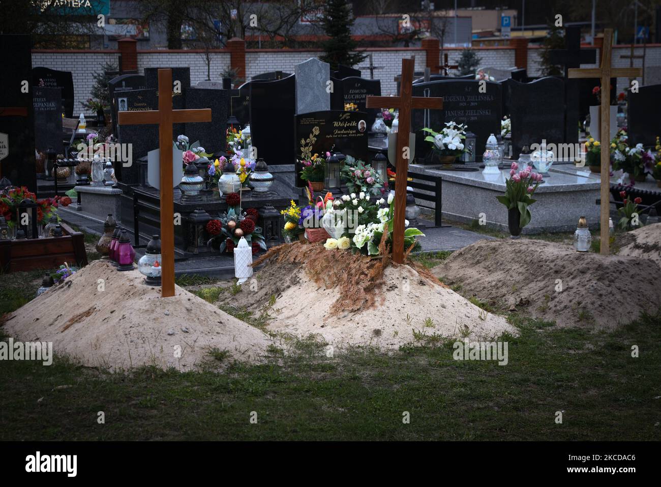 Des tombes creusées récemment sont vues dans un cimetière à Varsovie, en Pologne, sur 23 avril 2021. La semaine dernière, la Pologne a enregistré le plus grand nombre de décès liés à la COVID-19 en Europe. Les données recueillies par Eurostat montrent également qu'en 2020, la Pologne avait le taux de mortalités excédentaire le plus élevé, 20 précent de plus que la moyenne de l'UE. Comme la Pologne a depuis longtemps eu de faibles taux de dépistage, on soupçonne que beaucoup plus de décès étaient liés à la COVID-19 que ceux signalés officiellement. (Photo par STR/NurPhoto) Banque D'Images