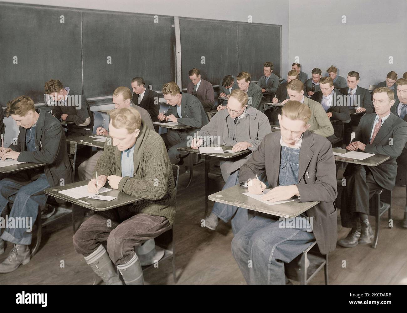 Les ouvriers qualifiés et non qualifiés en tenant l'examen TVA, 1933. Banque D'Images
