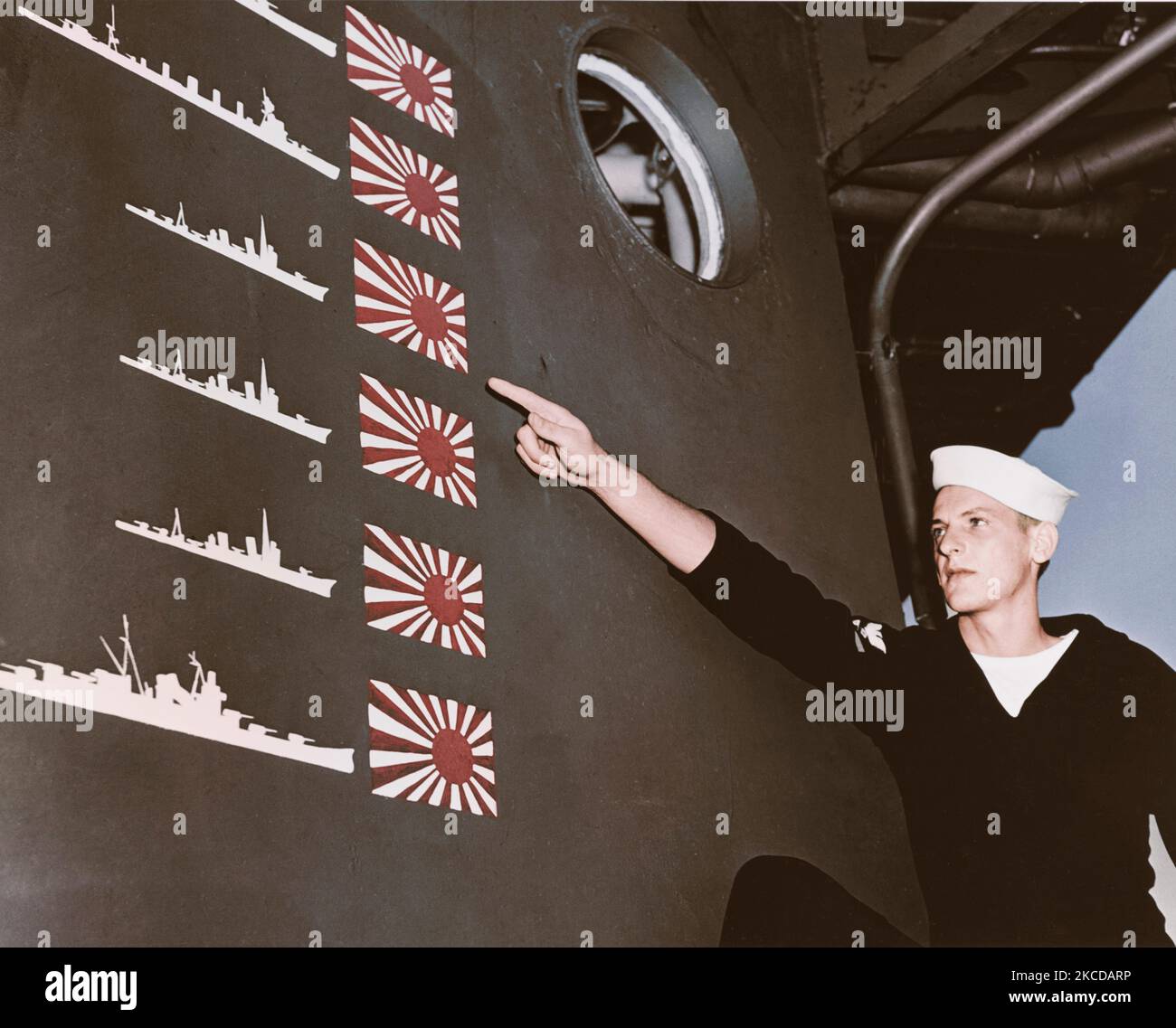 USS Boise points marin présente en détail l'trophée japonais drapeaux peints sur le cruiser's pilothouse, 1942. Banque D'Images