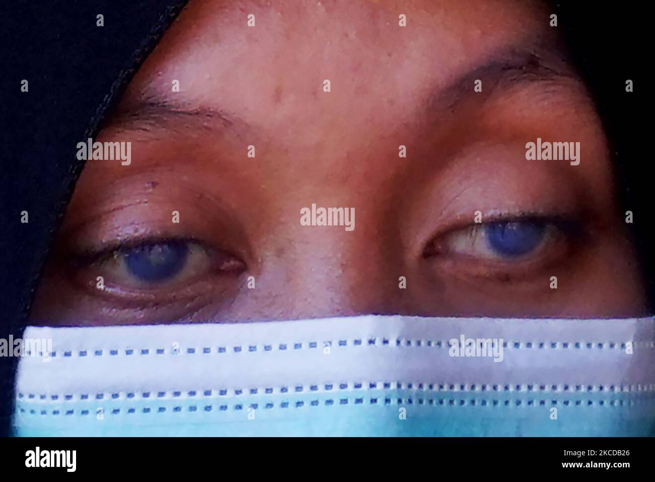 Meysari, une femme aveugle de 20 ans aux yeux bleus lisant le Coran devant  sa chambre