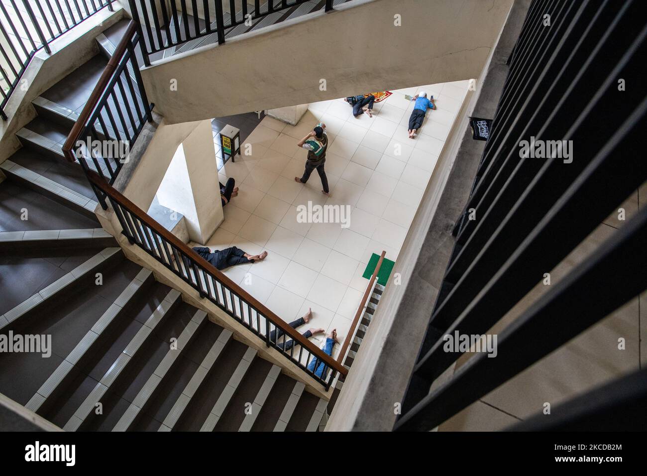 Activité à la mosquée Asmaul Husna à Serpong, au sud de Tangerang, en Indonésie, sur 23 avril 2021 après vendredi, prière. Dans le mois de Ramadhan, la mosquée en Indonésie est ouverte au public avec suivre le protocole de santé à la mi-Covid19 pandémie. (Photo par Donal Husni/NurPhoto) Banque D'Images