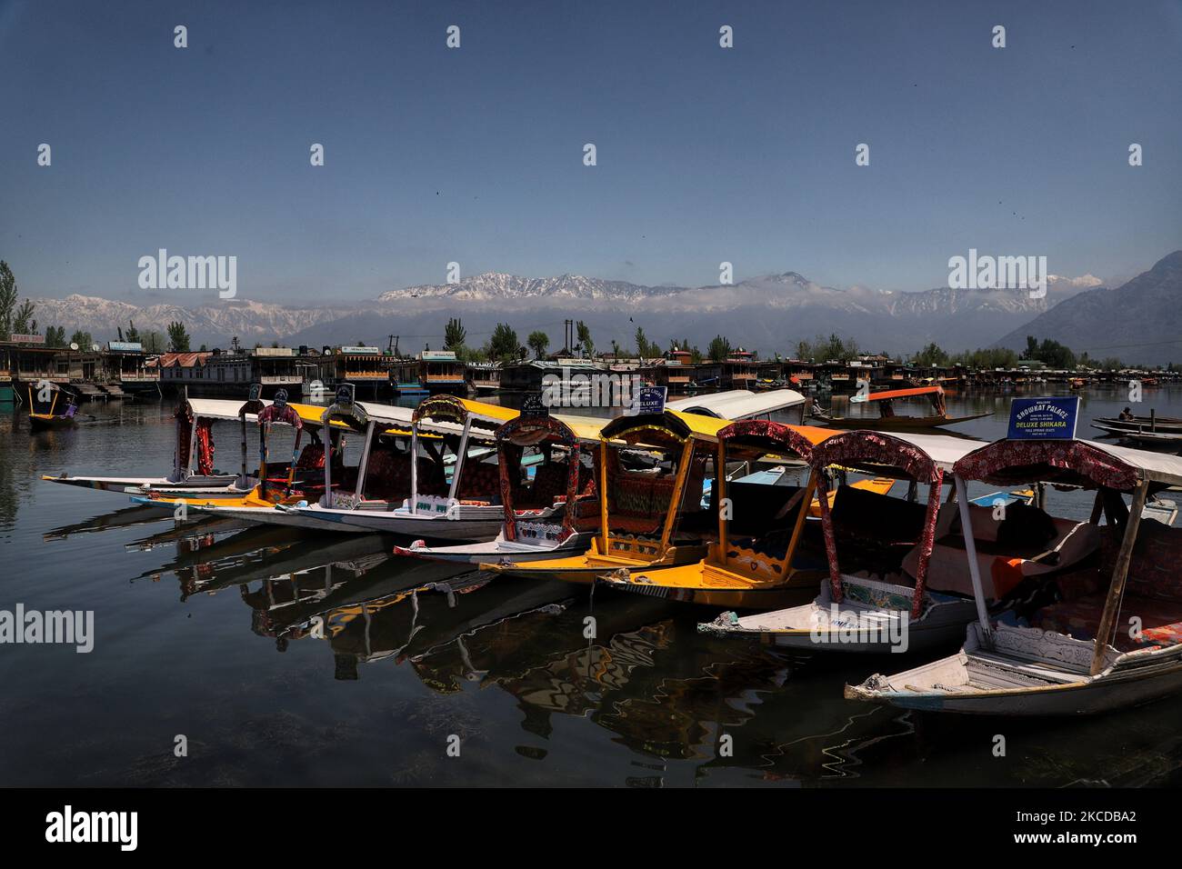 Les propriétaires de shikara attendent leurs clients au célèbre lac Dal à Srinagar, Jammu-et-Cachemire, Inde, le 24 avril 2021. Le tourisme au Cachemire a commencé sur une note prometteuse au début de la nouvelle année. Cependant, avec la deuxième vague de ravages à travers le pays, l'afflux de touristes a commencé à se tasser.Â au cours des deux dernières semaines, la plupart des réservations à l'avance dans les hôtels et les bateaux de ménage à travers le Cachemire ont été annulées, ont déclaré les parties prenantes. (Photo de Nasir Kachroo/NurPhoto) Banque D'Images