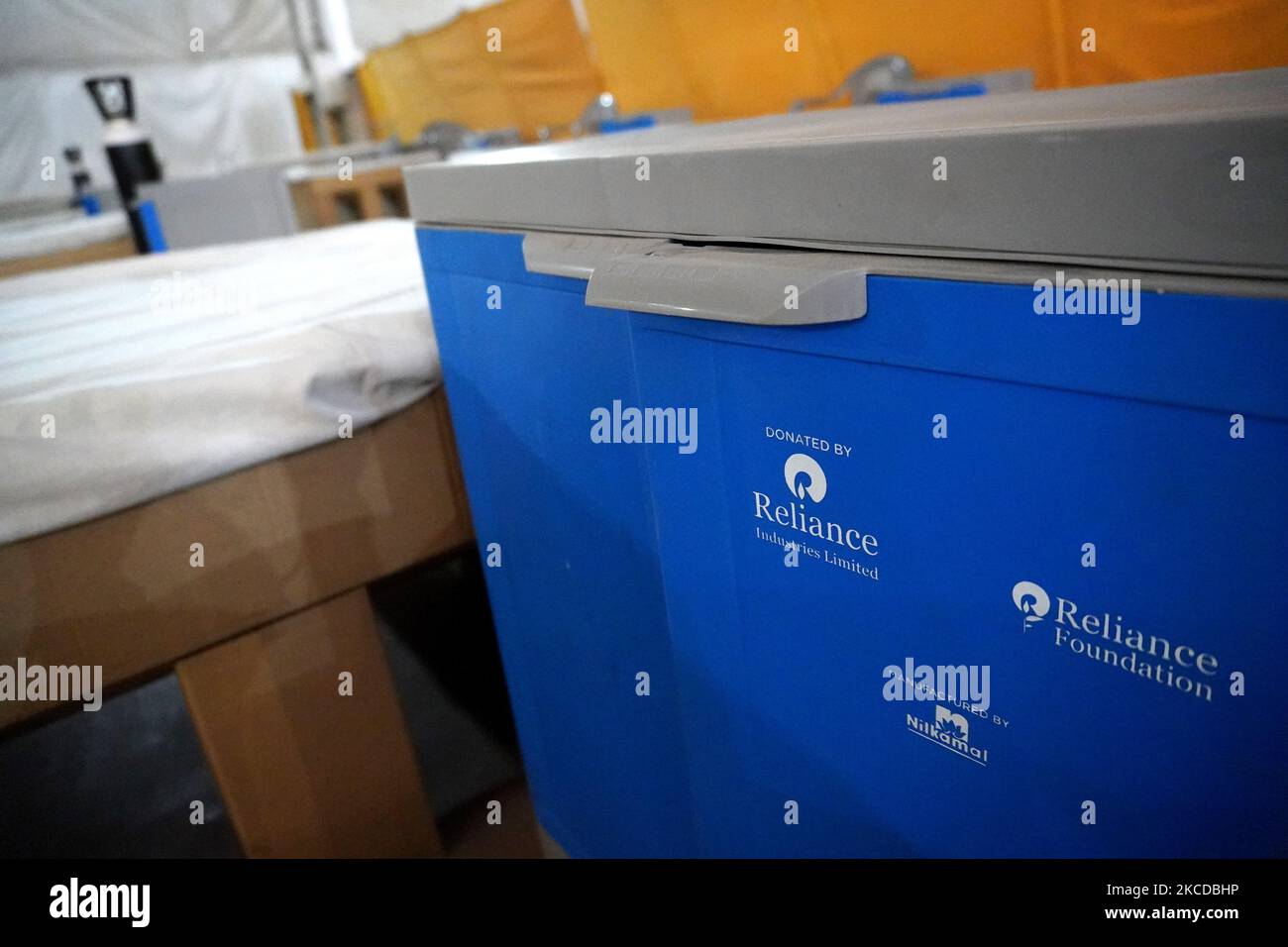 Une table latérale avec le logo de Reliance Industries Limited (RIL), donnée dans le cadre de l'initiative de responsabilité sociale des entreprises (RSE), est vue à l'intérieur du hall de campus de l'organisation spirituelle Radha Soami Satsang Beas, converti en centre de soins Sardar Patel COVID, au milieu des cas croissants de coronavirus à New Delhi, en Inde. La capitale nationale a enregistré 24 331 nouveaux cas de COVID-19 et un bond record de 348 décès par jour vendredi, selon le dernier bulletin de santé. (Photo de Mayank Makhija/NurPhoto) Banque D'Images