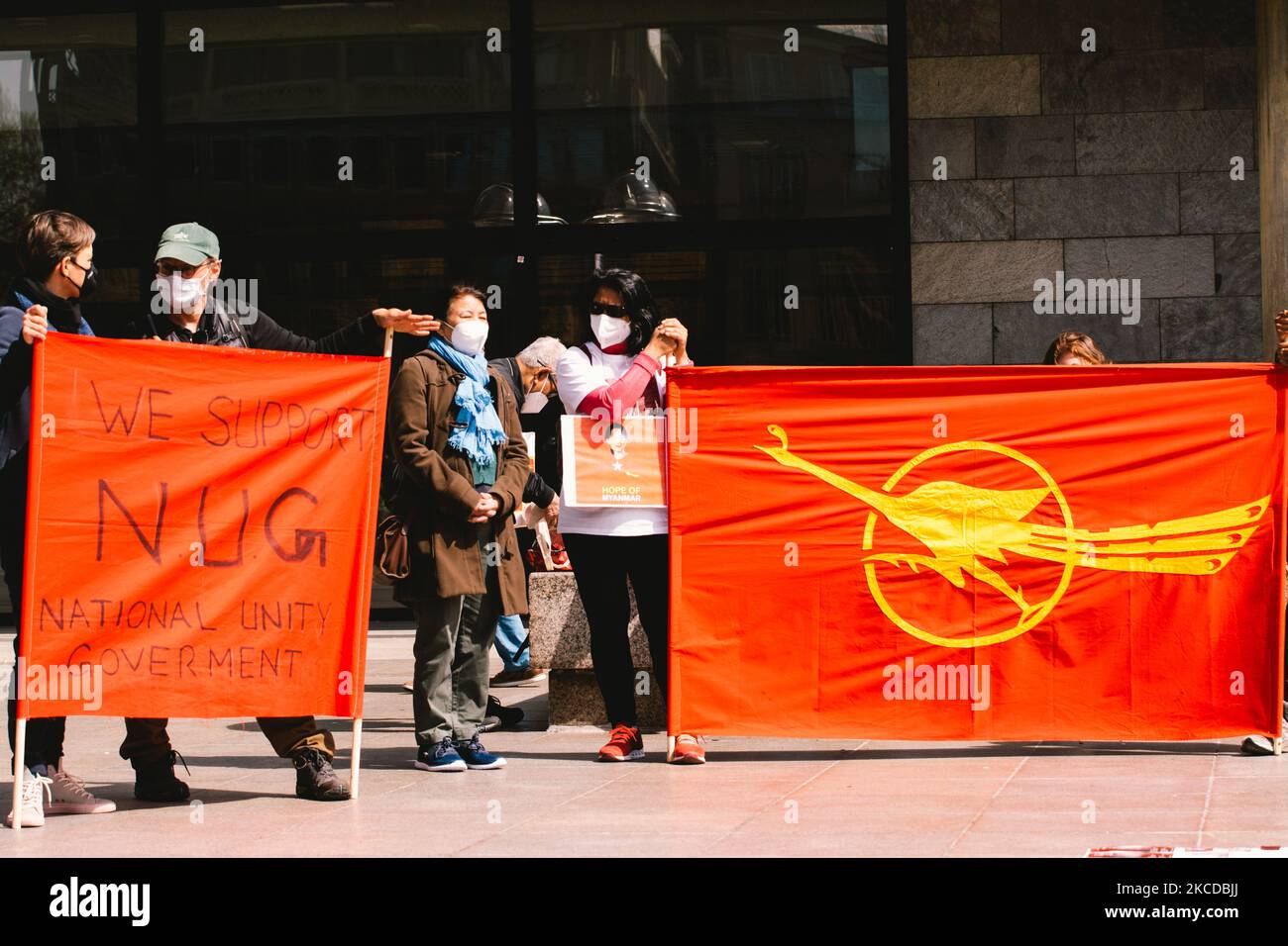 Les manifestants participent à un rassemblement contre la crise du Myanmar à Cologne, en Allemagne, sur 24 avril 2021 (photo de Ying Tang/NurPhoto) Banque D'Images