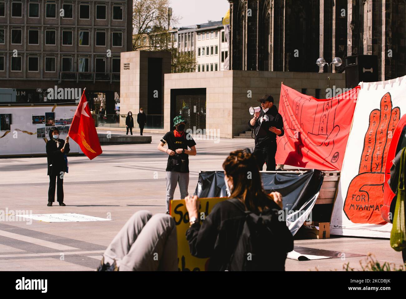 Les manifestants participent à un rassemblement contre la crise du Myanmar à Cologne, en Allemagne, sur 24 avril 2021 (photo de Ying Tang/NurPhoto) Banque D'Images